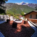 Cosy With Views Near *